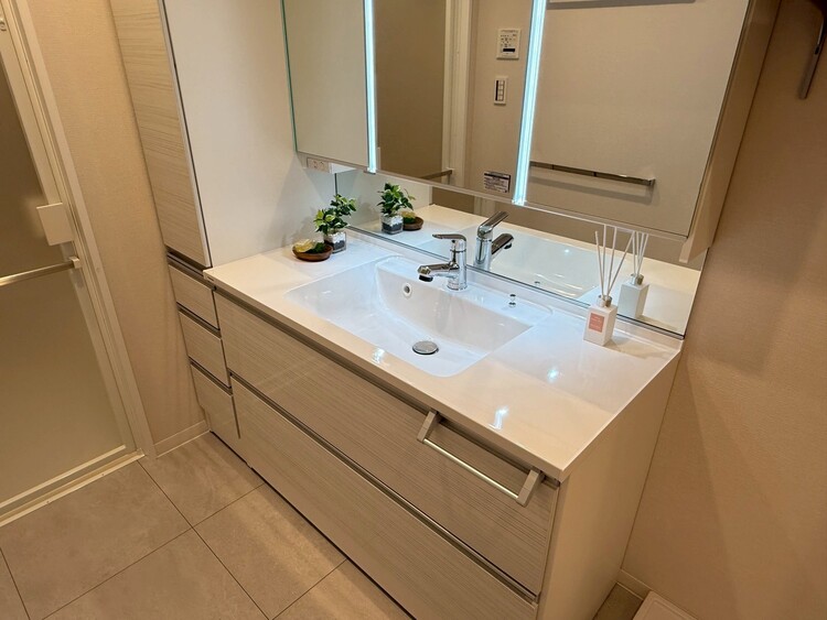 その他 清潔感を感じられる洗面化粧台。