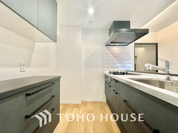 キッチン 【KITCHEN】◆ワクワク◆開放的で機能性も高いシステムキッチン。お子様は毎日のご飯にワクワク！