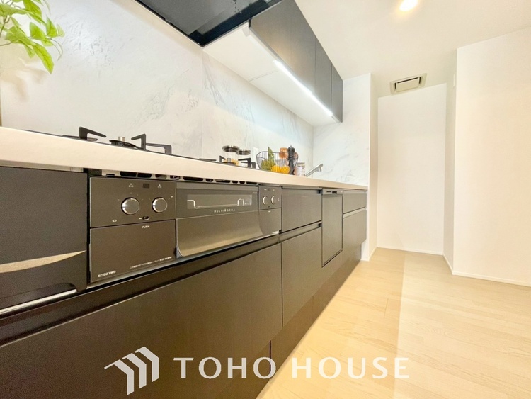 キッチン 【KITCHEN】◆ワクワク◆開放的で機能性も高いシステムキッチン。お子様は毎日のご飯にワクワク！