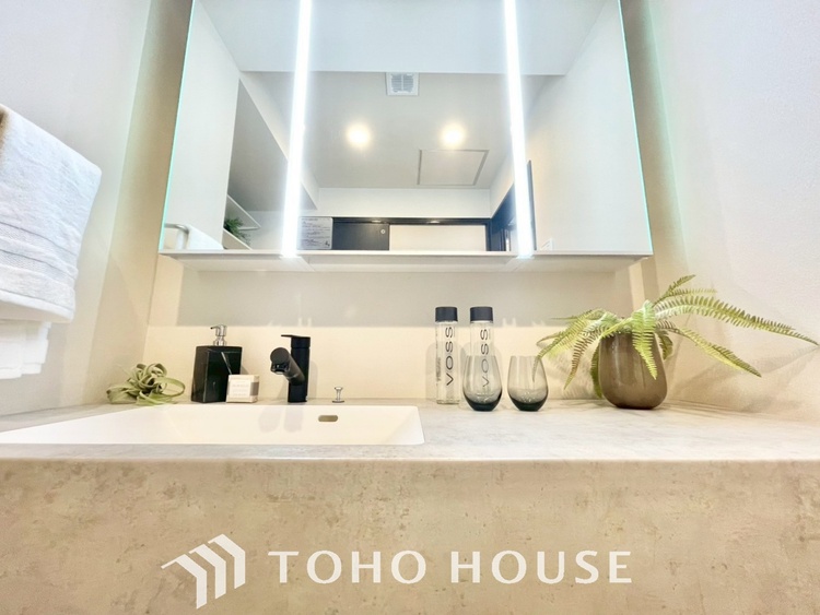 洗面 【WASHROOM】◆快適◆煌びやかな暮らしの中にも忘れたくない快適さ。大きな収納が助けてくれます。