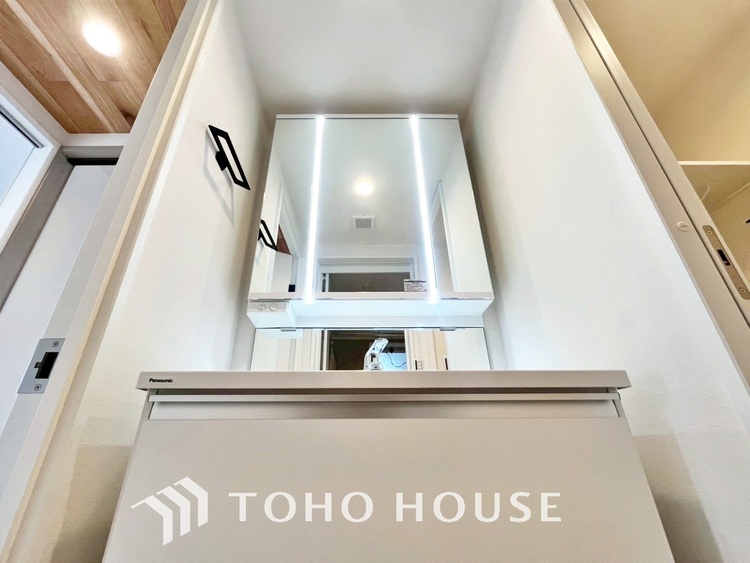 洗面 【WASHROOM】◆快適◆煌びやかな暮らしの中にも忘れたくない快適さ。大きな収納が助けてくれます。