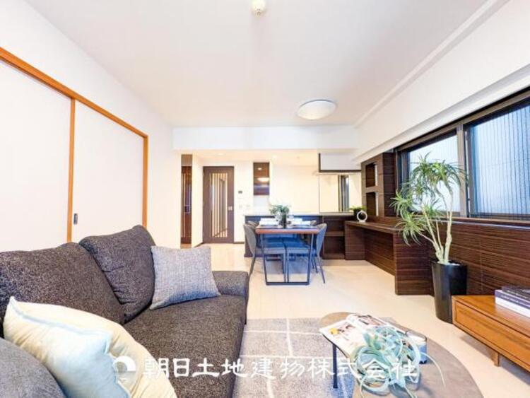 居間 大切なご家族、招いた友人と過ごすひと時を溢れる光が優しく包み込む空間。