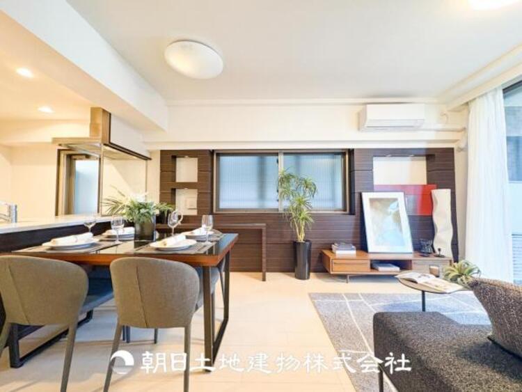 居間 リビングにはみんなが集い、食事や楽しい会話が始まる。