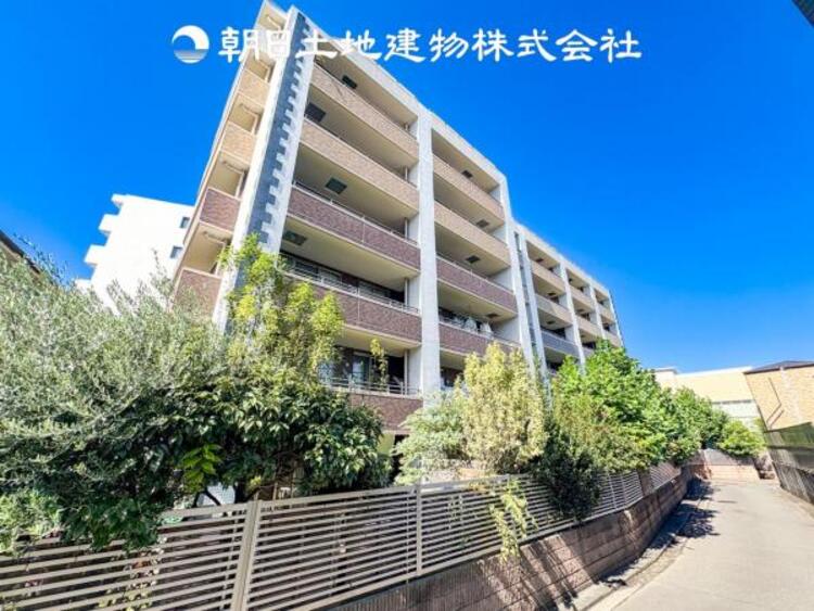 エントランス 時間のゆとりと空間、暖かな陽光がもたらす光と風を独占してください。