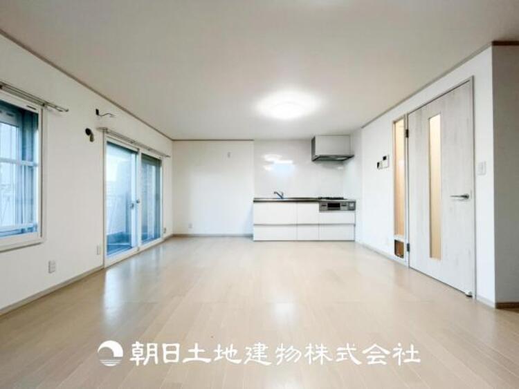 居間 【リビング】1日の中で最も長い時間を過ごすことになるリビングだからこそ、いつも笑顔があふれる空間であるように。広々とした空間から幸せな未来を。1日の中で最も長い時間を過ごすリビングは、笑顔があふれる空間です。広々とした空間から幸せな未来を。