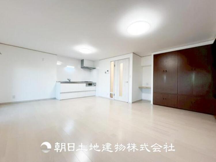 居間 【リビング】開放的で明るい空間が広がるLDK。リビングには暖かな太陽が降り注ぎ、爽やかな住空間です。お友達を呼んでお茶をしたり、一緒に料理を楽しみながら楽しい時間を。