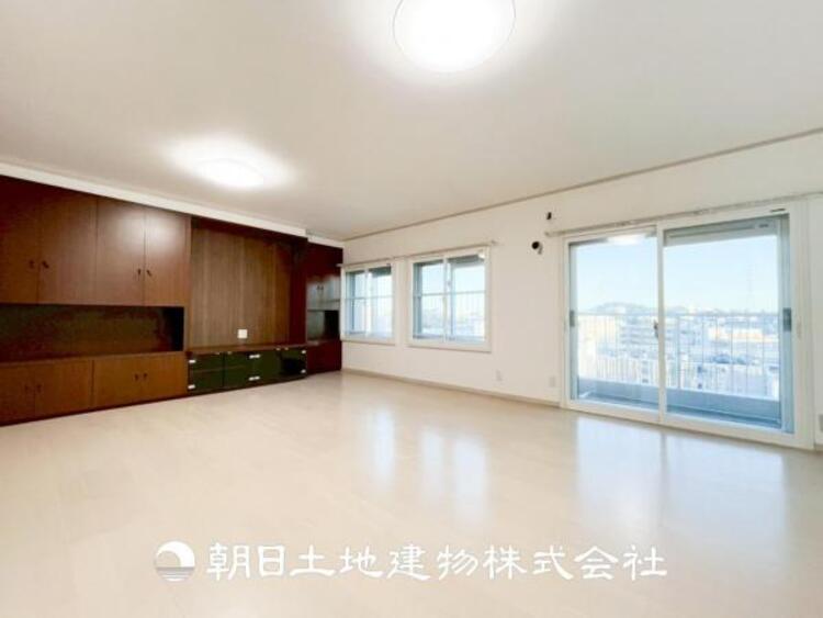 居間 【ダイニング】温かい色合いのフローリングと清々しい爽やかなクロスが明るい空間を創り出しているダイニングキッチン。ゆっくりと過ごす空間に相応しく、ここで楽しむ時間が家族や友人との絆をより深めてくれそうです。