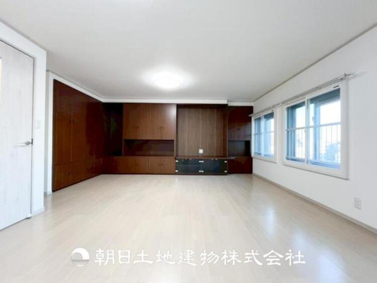 居間 【ダイニング】温かい色合いのフローリングと清々しい爽やかなクロスが明るい空間を創り出しているダイニングキッチン。