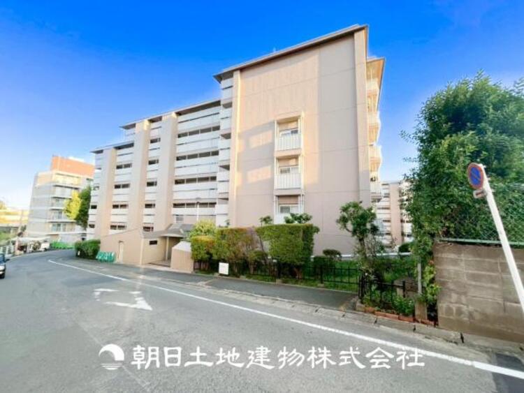 外観 【外観写真】表現された空間はたくさんの光を浴び、風を感じ、暮らしの時間を豊かにしてくれます。デザインされた空間と競い合うかのような充実した建物と共に大切な家族の思い出を刻んでいきます。