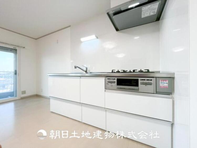 キッチン 【キッチン】仲良しなご夫婦、お子様、みんなでお料理ができる程の贅沢なスペースを実現したキッチンとなっております。みんなで作った料理を召し上がりながらの会話は盛り上がること間違いなしです。