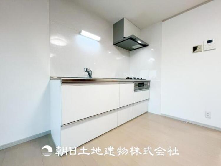 キッチン 【キッチン】住宅の主役でもあり、日常生活を過ごす上で重要な水回りでもあるからこそ機能性・デザイン性に拘りました。お掃除のしやすいシステムキッチンを設置しました。