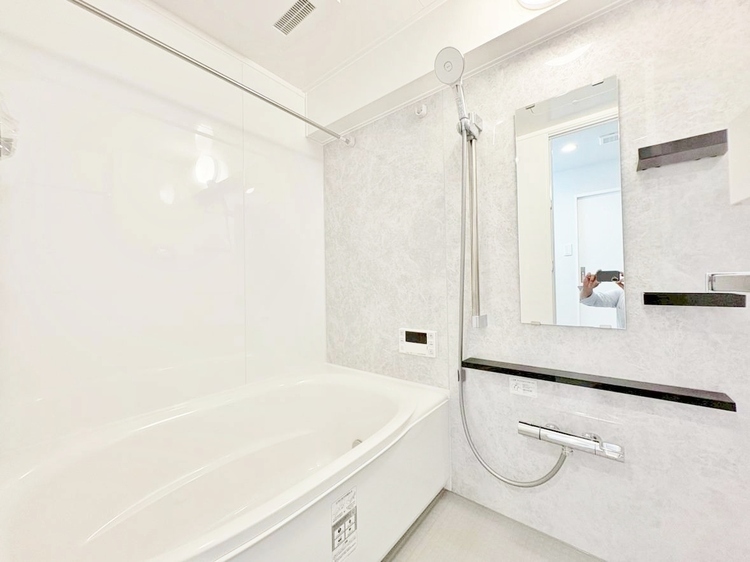 風呂 一日の疲れを癒すバスルームは、心地よいリラックスを叶える清潔感溢れる空間です。