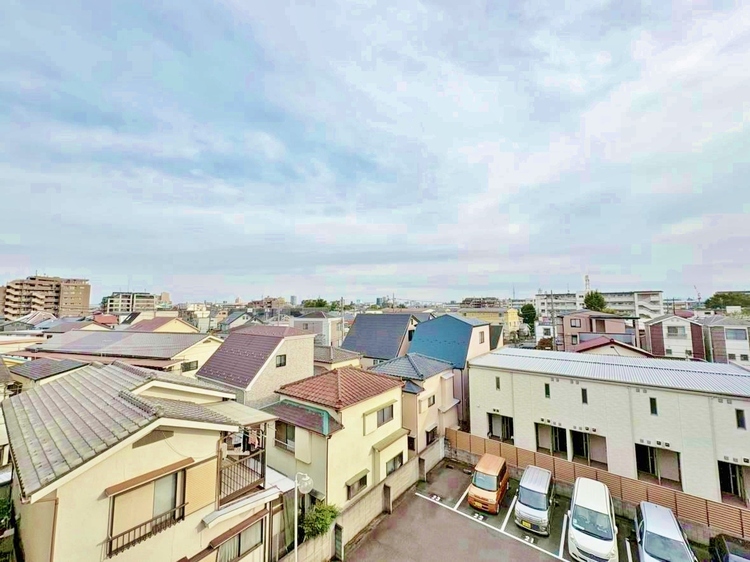 バルコニー 窓を開けると広がる青空。心をリフレッシュして日々を過ごしていきましょう。