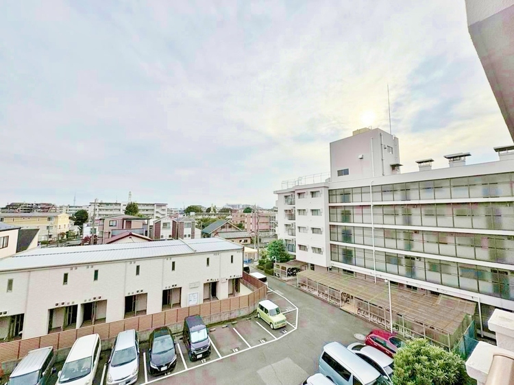 バルコニー 頬をなでる、優しい風を感じることが出来ます。