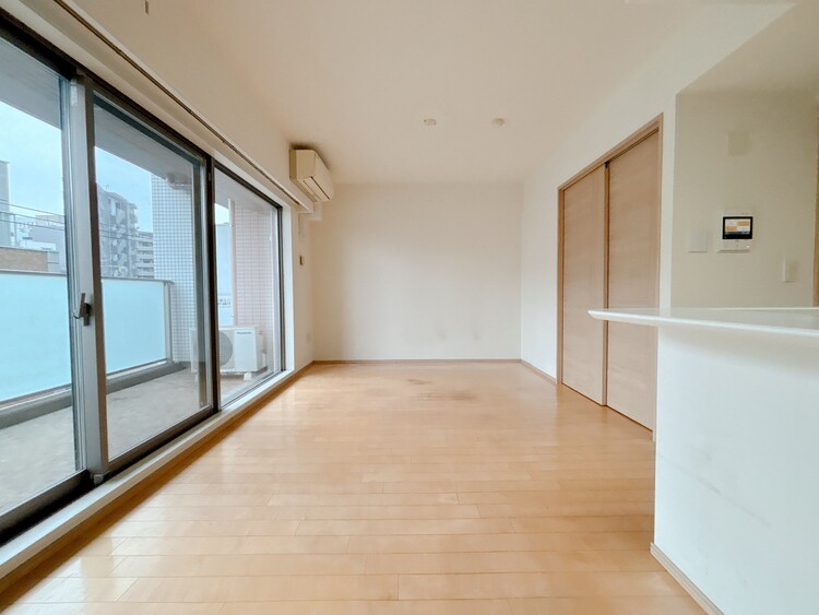 居間 忙しく過ぎゆく日常を置き去るほど、ゆったりした時間が流れるリビング。