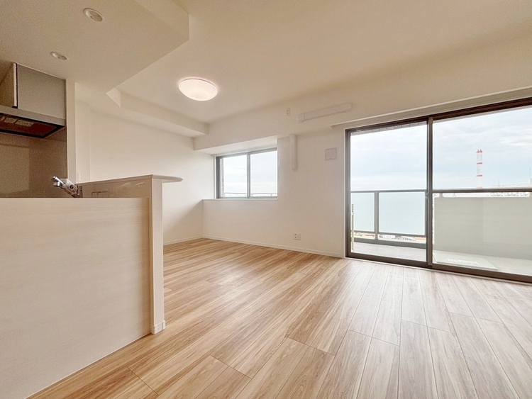 居間 忙しく過ぎゆく日常を置き去るほど、ゆったりした時間が流れるリビング。