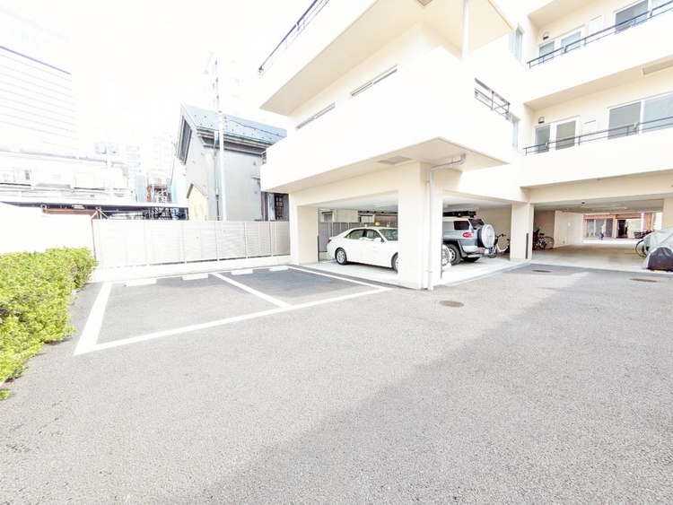 駐車場 本物件の駐車スペースです。車種制限のある場合もございますので、お気軽にお問い合わせくださいませ。