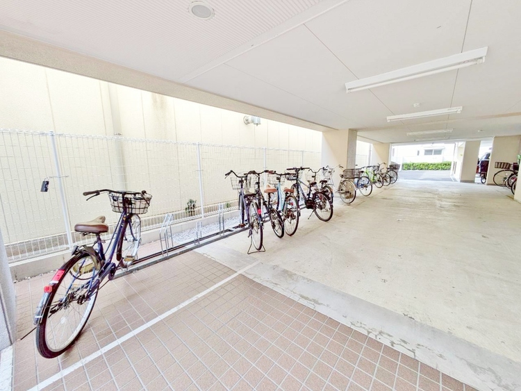 設備 整理整頓された駐輪場で、管理体制の良好さがうかがえます。