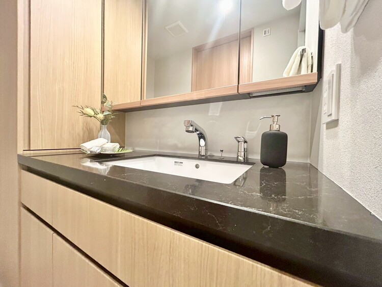 その他 清潔感を感じられる洗面化粧台。