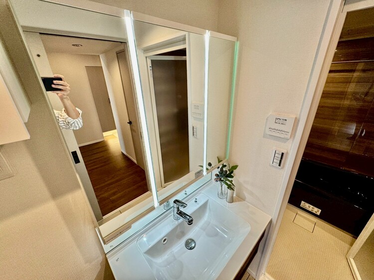 その他 清潔感を感じられる洗面化粧台。