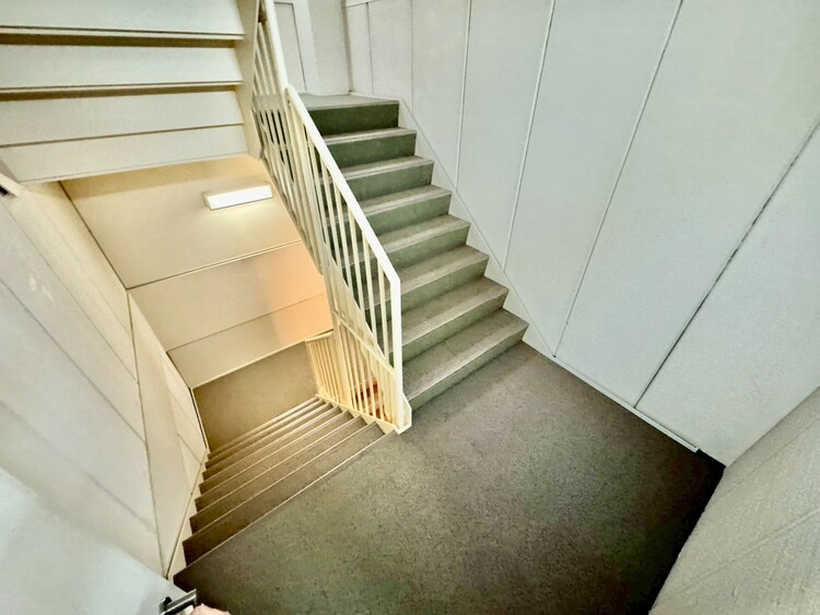 その他 共用部の階段です。明るく清潔に管理されています。