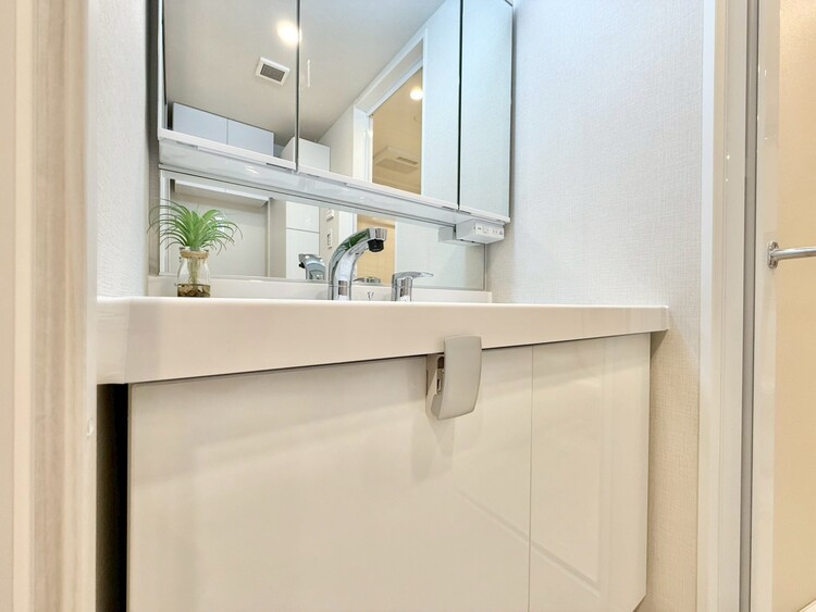 その他 清潔感を感じられる洗面化粧台。