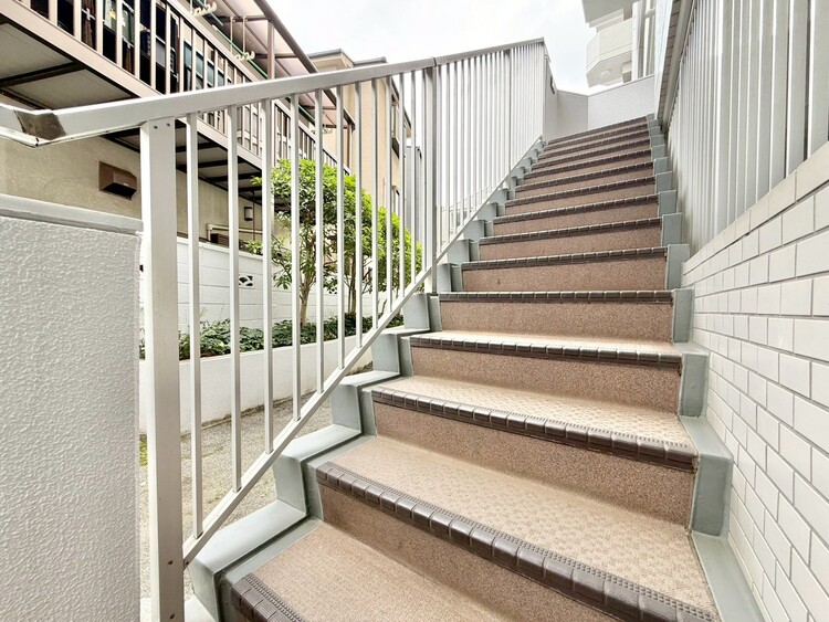 その他 共用部の階段です。明るく清潔に管理されています。