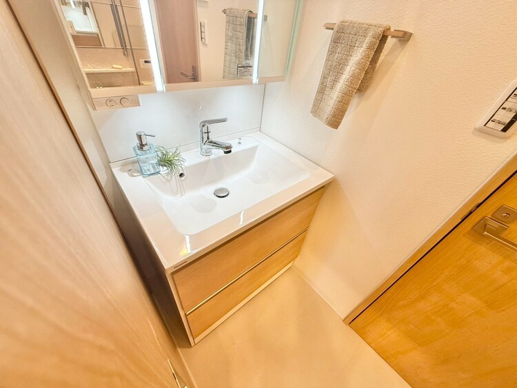 その他 清潔感を感じられる洗面化粧台。