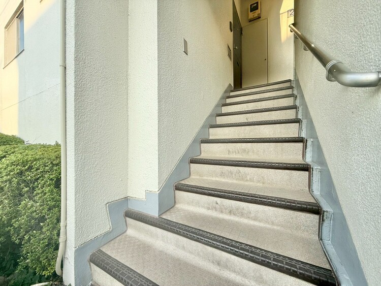 その他 共用部の階段です。明るく清潔に管理されています。