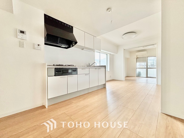 内装 ◆窓を開けると◆冷涼な風、そよぐリビング。だんらんの場所はここから始まり、ここで終わる。家族の笑顔が集う素敵な場所だから、こだわり抜いた思いが詰まっているのだと思う。