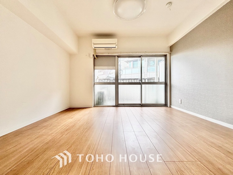 内装 ◆リビング◆たくさんの窓から注ぐ太陽の光。時間の経過とともに光と影のコントラストがこの空間のムードを変え、部屋に変化と温もりをもたらしてくれる。