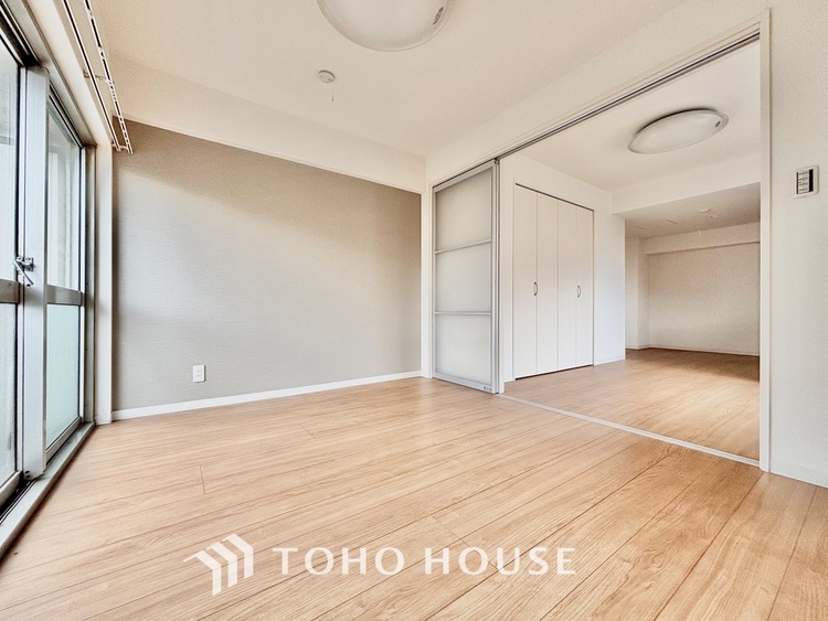 内装 ◆リビング◆そこには目を輝かせ笑顔で見つめてくれる君がいて、「おかえり」の言葉がこだまする。何気ない日々の挨拶は僕にとっては幸せで、同時に君の瞳にも恋している。