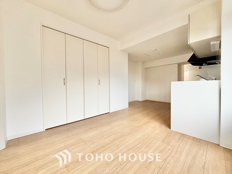 内装 ◆今宵の食卓◆ダウンライトに反射するグラスを眺めながらワインを注ぐ。トクトクと心地いい音をさせながら、フランスの古城を思わせる薫りがたちこめ、とても幸せな時を過ごせる。