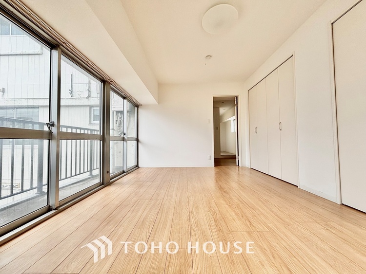 内装 ◆間接照明◆オレンジ色の光が僕達を大人な気分にさせる。静かで優しく語りかけるその光は、今日の終わりを告げてくれ、でも明日にはいい事が必ず来るよ。そんな囁きが聞こえてくる