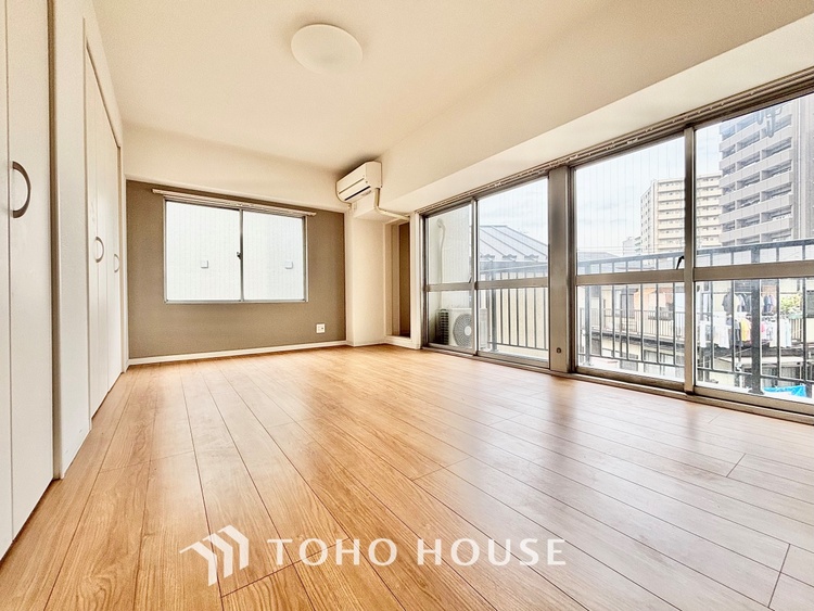 内装 ◆色彩◆この空間に放たれた光は華美なまでに演出されたデザイン。流れる時をより芳醇なコーヒーの様な色彩奏でるアダージョ。そして情景豊かな作品のような暮らしがイメージできる。