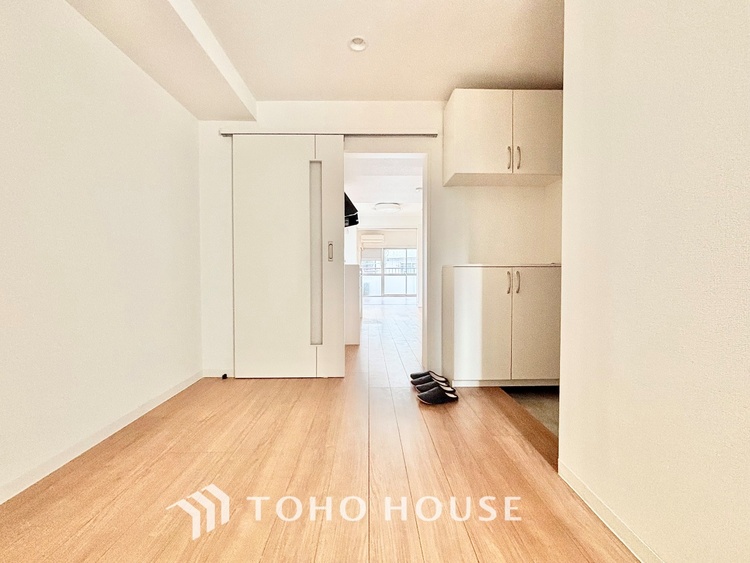 内装 ◆間接照明◆オレンジ色の光が僕達を大人な気分にさせる。静かで優しく語りかけるその光は、今日の終わりを告げてくれ、でも明日にはいい事が必ず来るよ。そんな囁きが聞こえてくる