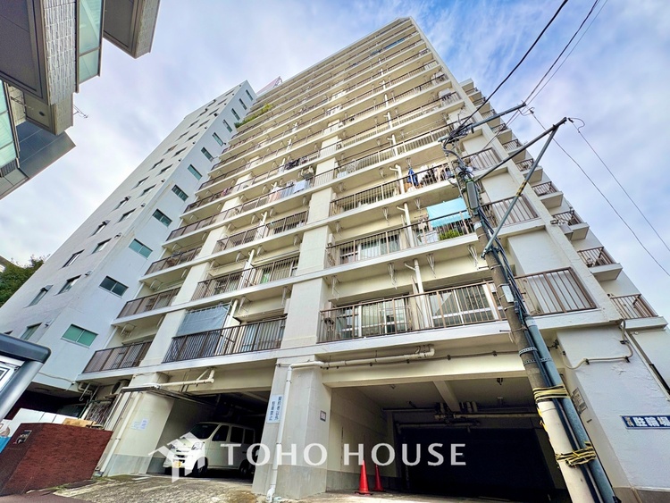 外観 ◆眺望◆天空の夜空は当て所なく続く宇宙の大海原。下方を見下ろすと静寂の中で煌く街明かりのダイヤモンドが美しさを放ち、時が過ぎることを忘れてしまう。こんな景色が好きな自分がいる。