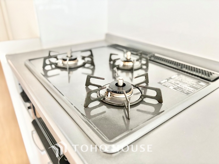 キッチン ◆今宵の食卓◆ダウンライトに反射するグラスを眺めながらワインを注ぐ。トクトクと心地いい音をさせながら、フランスの古城を思わせる薫りがたちこめ、とても幸せな時を過ごせる。