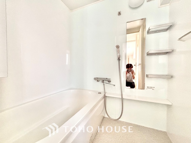 風呂 ◆浴室◆の温もりを感じ、ふわりと寄り添う太陽の妖精たちが自然と僕達を微睡ませる。うとうとしたい訳ではないがそんな時間が嫌いじゃない自分がここにいる。