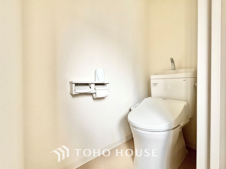 トイレ ◆トイレ◆トイレも全て新品に交換されており、清々しく新生活を始めることができます。白基調の清潔感のある空間に生まれ変わりました。