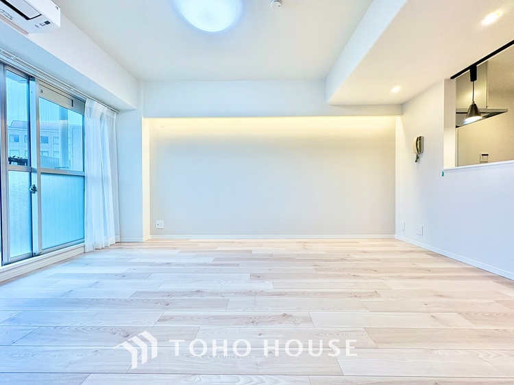 内装 ◆リビング◆たくさんの窓から注ぐ太陽の光。時間の経過とともに光と影のコントラストがこの空間のムードを変え、部屋に変化と温もりをもたらしてくれる。