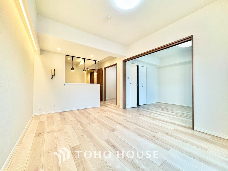 内装 ◆窓を開けると◆冷涼な風、そよぐリビング。だんらんの場所はここから始まり、ここで終わる。家族の笑顔が集う素敵な場所だから、こだわり抜いた思いが詰まっているのだと思う。