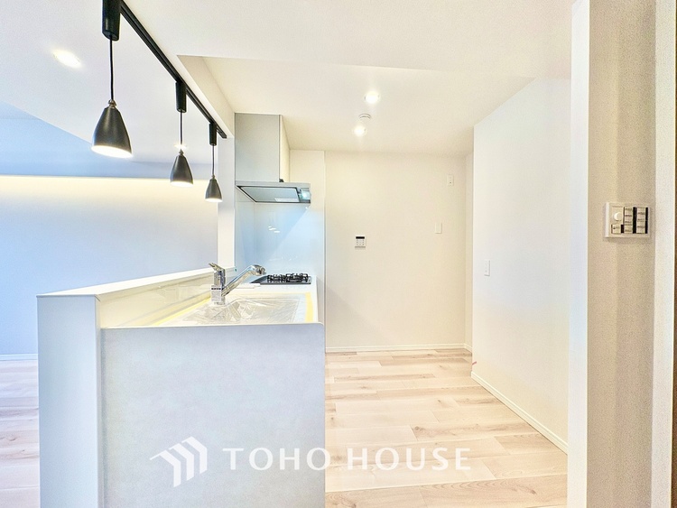 キッチン ◆キッチン◆美しく使いやすいキッチンは油汚れが簡単に拭き取れる素材で加工されており、浄水器シャワーから流す水の音を軽減する静かなシンクを採用。見えないところにさり気ない配慮が嬉しいですね