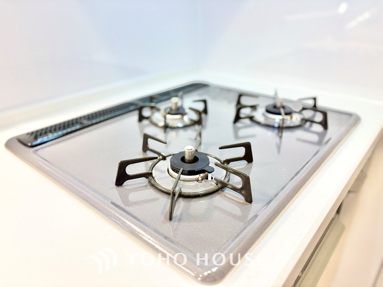 キッチン ◆今宵の食卓◆ダウンライトに反射するグラスを眺めながらワインを注ぐ。トクトクと心地いい音をさせながら、フランスの古城を思わせる薫りがたちこめ、とても幸せな時を過ごせる。