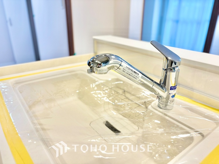 キッチン ◆キッチン◆美味しい料理を作りたくなるような気持にさせてくれる、腕を振るえる自慢のスペース。見上げると柔らかなダウンライトが包み込み、彩りを添えます。艶と光沢のある居心地の良いわが家のキッチン。