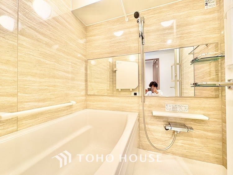 風呂 ◆浴室◆の温もりを感じ、ふわりと寄り添う太陽の妖精たちが自然と僕達を微睡ませる。うとうとしたい訳ではないがそんな時間が嫌いじゃない自分がここにいる。