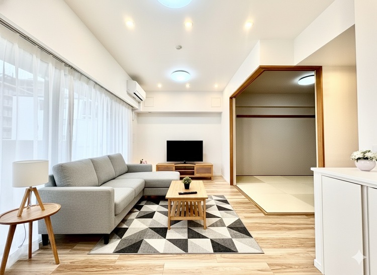 内装 ※配置してある家具や小物はCG加工によるイメージ画像です。◆目を閉じれば深緑の香り。五感を研ぎ澄まし、日々の疲れを心から癒してくれる。深呼吸するほどに爽やかな薫りたち込める新緑にそと微笑む私達。