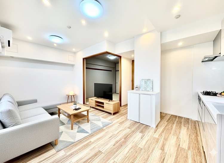 内装 ※配置してある家具や小物はCG加工によるイメージ画像です。◆目を閉じれば深緑の香り。五感を研ぎ澄まし、日々の疲れを心から癒してくれる。深呼吸するほどに爽やかな薫りたち込める新緑にそと微笑む私達。