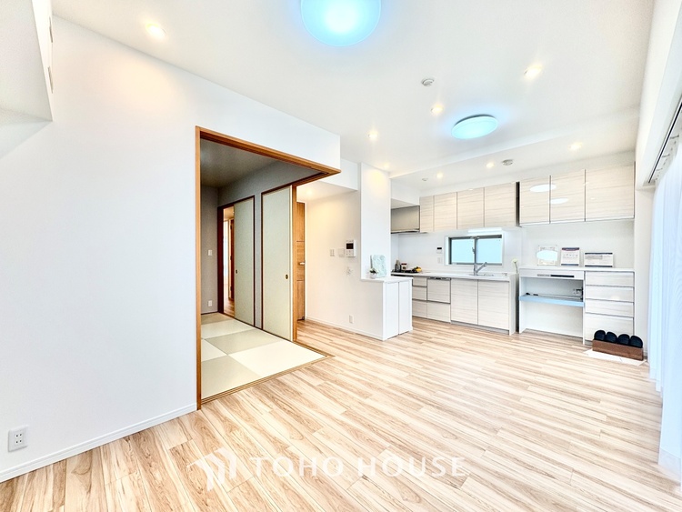 内装 ◆サンサンと◆差し込む太陽の光がこのリビングに笑いをもたらす。