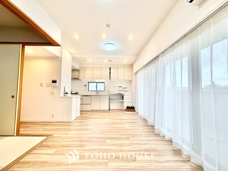 内装 ◆サンサンと◆差し込む太陽の光がこのリビングに笑いをもたらす。